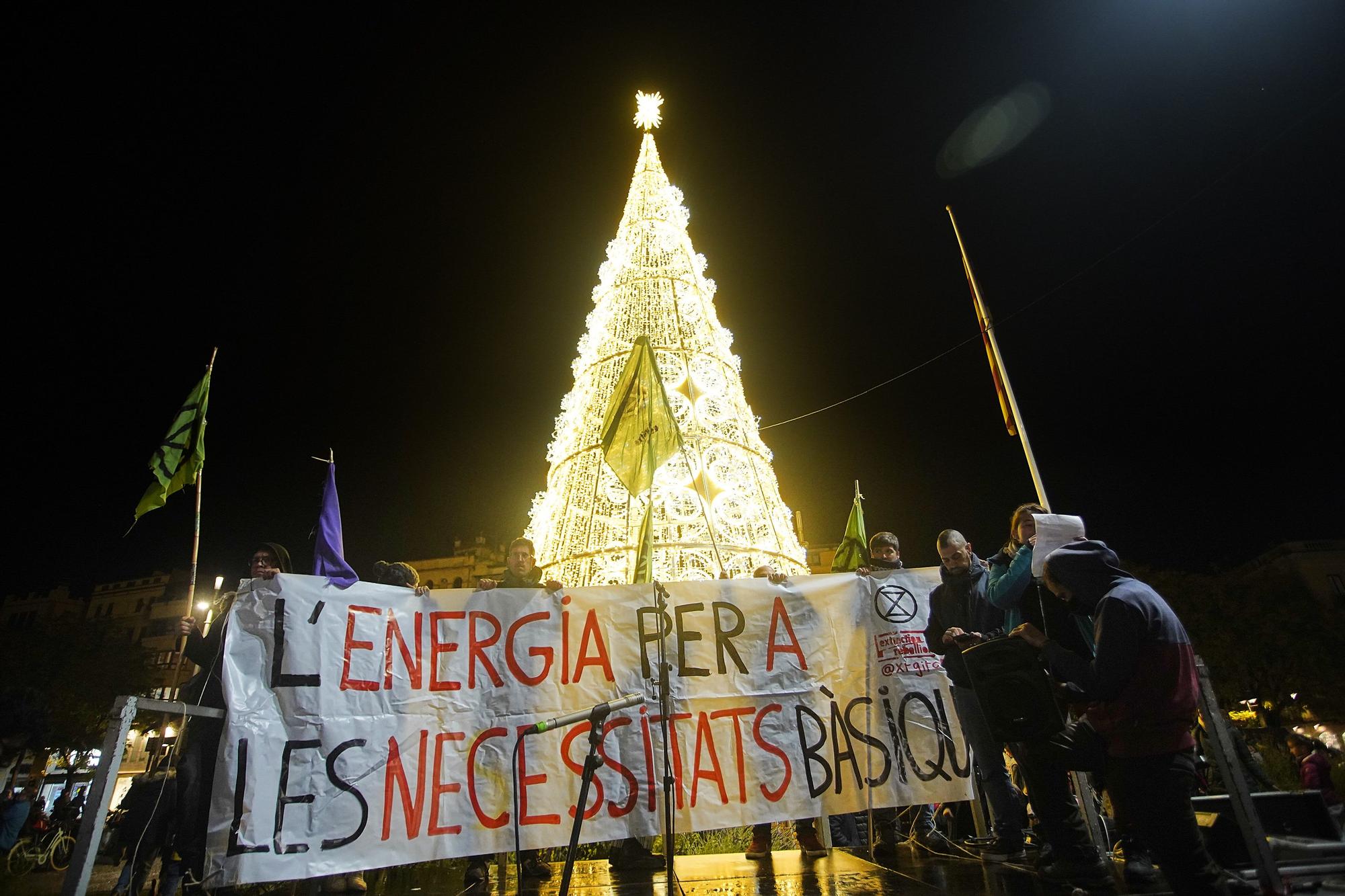 La màgia de Nadal atura la pluja i encén els llums a Girona