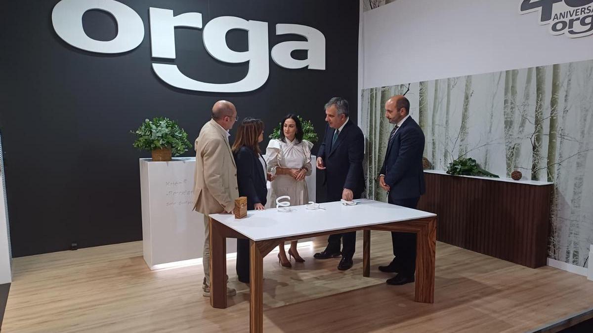 El consejero Juan María Vázquez, visita con la alcaldesa de Yecla, Remedios Lajara, uno de los stands de la 64ª Feria del Mueble.