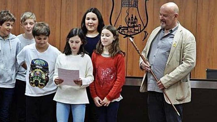 El primer Consell Infantil de Llívia, amb l&#039;alcaldessa Júlia Prat, rebent la vara de l&#039;alcalde Elies Nova