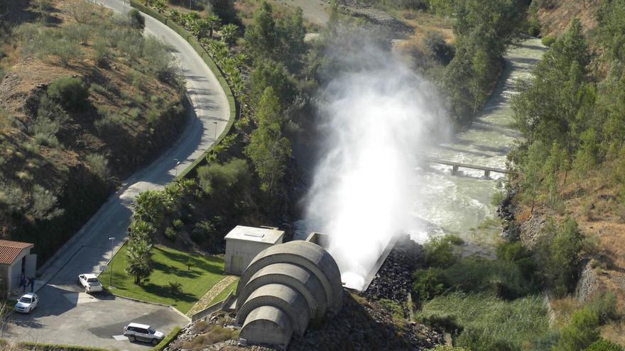 Imagen de archivo del embalse de la Viñuela durante una de las operaciones para permitir la regeneración de arroyos y pozos en cotas más bajas. | FRAN EXTREMERA