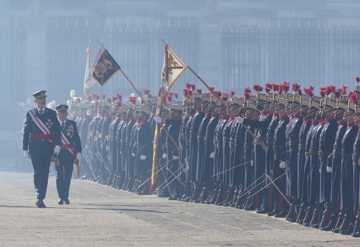 El Rey Felipe VI saluda durante la celebración de la Pascua Militar en el Palacio Real, en el Palacio Real