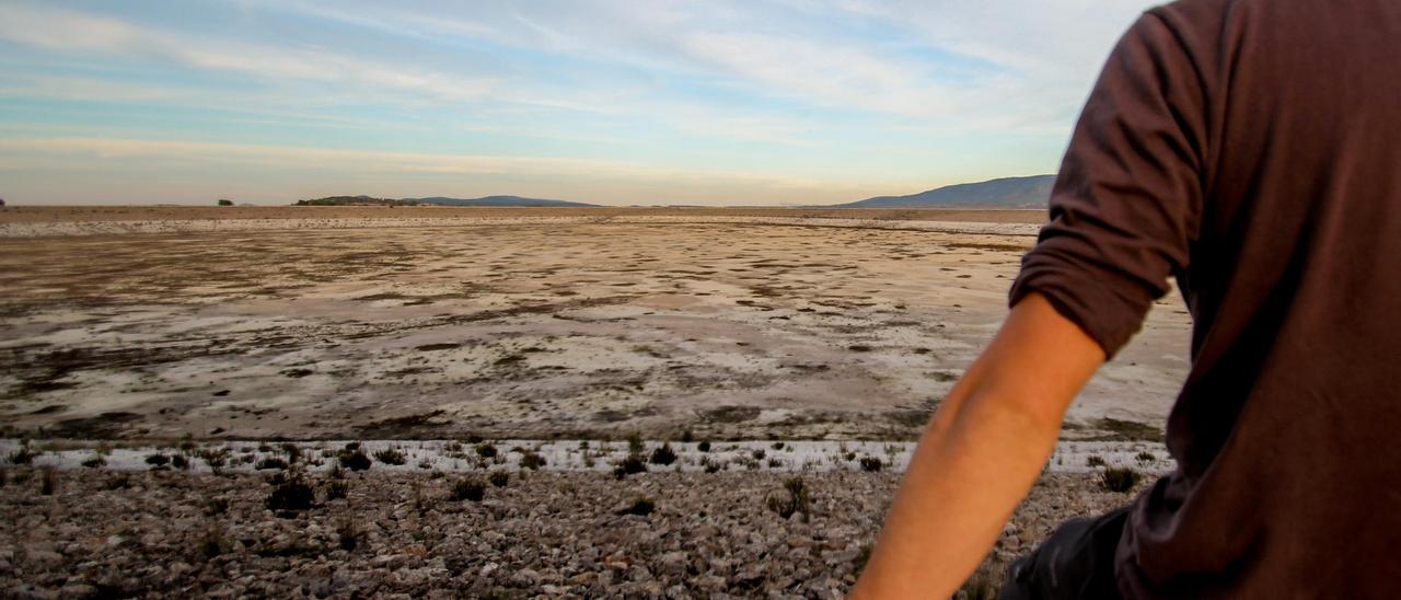 El embalse de San Diego, vacío desde hace diez por sus fugas, es un icono del despropósito del Júcar-Vinalopó