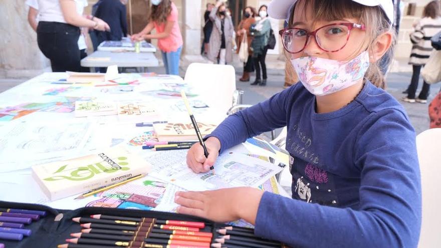 Una niña participa en uno de los talleres con el material didáctico sobre la Eurociudad, ayer en la plaza Alta.