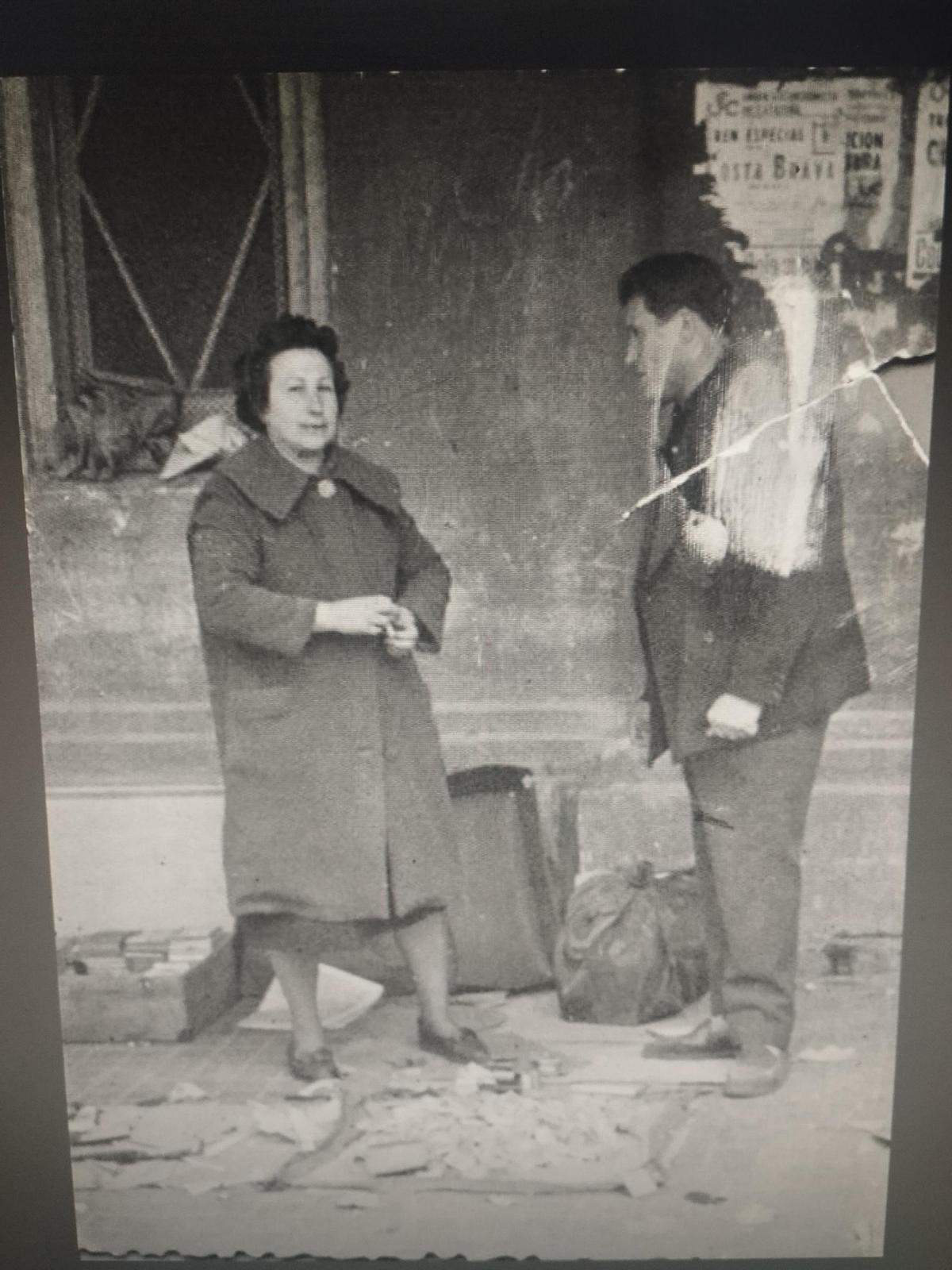 Venta ambulante en el exterior del mercado de Collblanc en los años 60