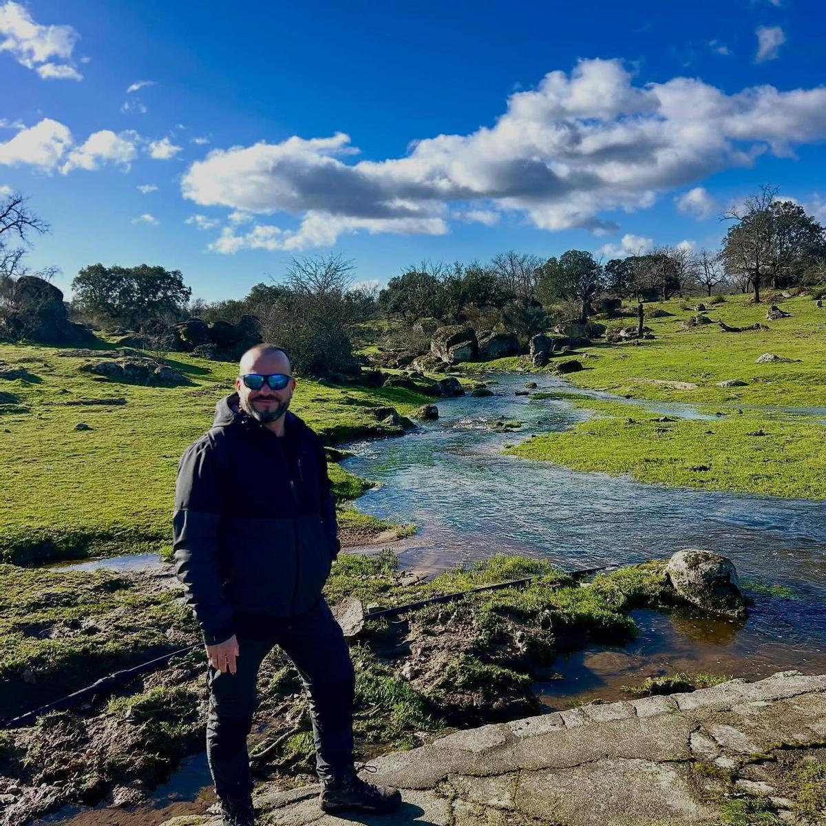 Jorge Gutiérrez, uno de los miembros de la asociación ibicenca, en la dehesa extremeña de Aceituna.