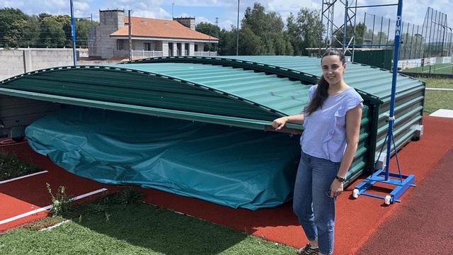 Seijas observa el módulo en el que se guarda la colchoneta de salto con pértiga en el Cortizo. |