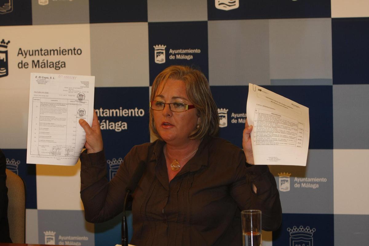 Porras con los documentos en la rueda de prensa que ofreció tras la exclusiva de La Opinión