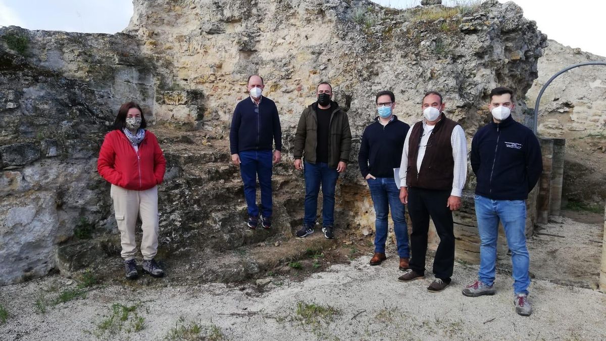 Meli Carbajo, arqueóloga; Antonio Maestre, José Manuel Varo, director de obra; Antonio Cosano, miembros de la Empresa Construcciones Mitronar, S.L