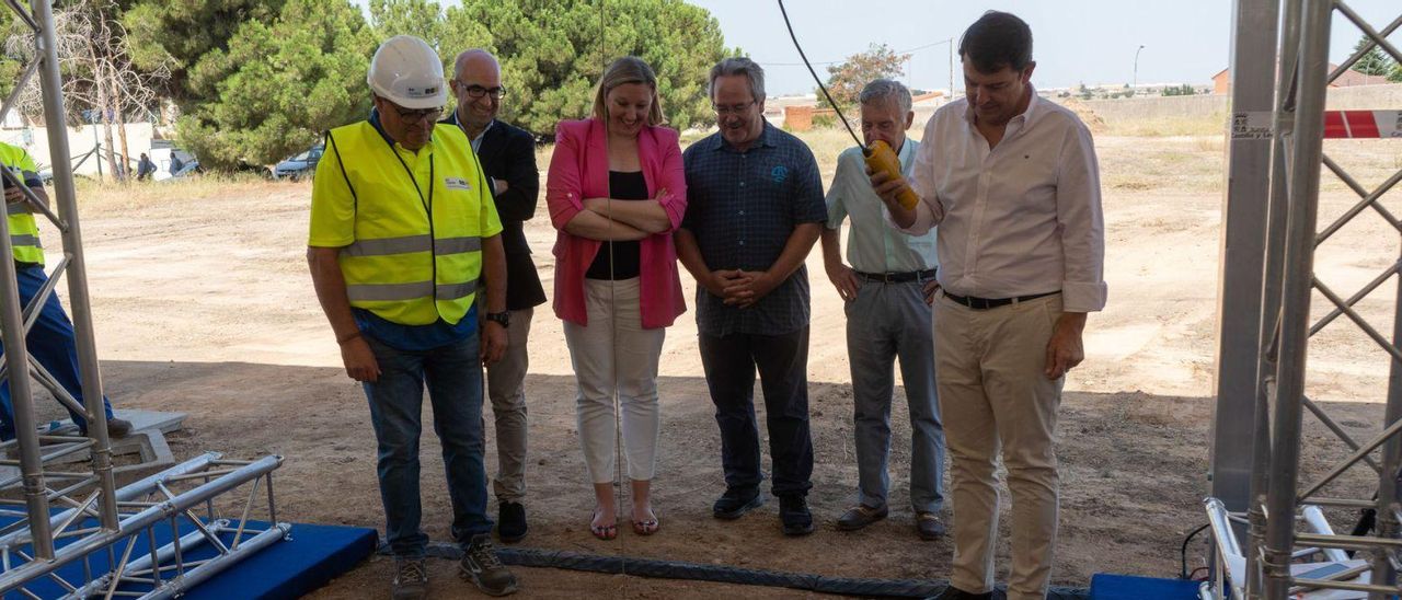 Mañueco, durante la colocación de la primera piedra de la obra de la residencia zamorana. |