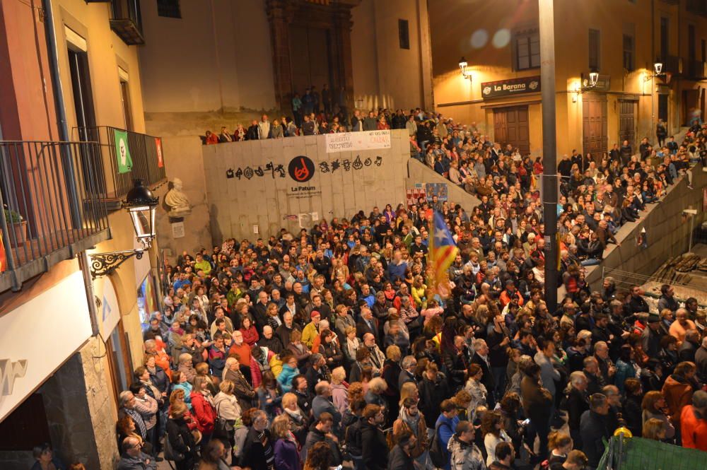 concentració a la plaça de Sant Pere de Berga per l'empresonament dels vuit exconsellers