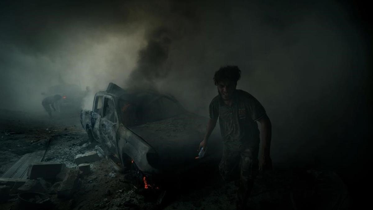 Imagen tomada poco después de estallar un coche bomba accionado por un suicida en Sirte.