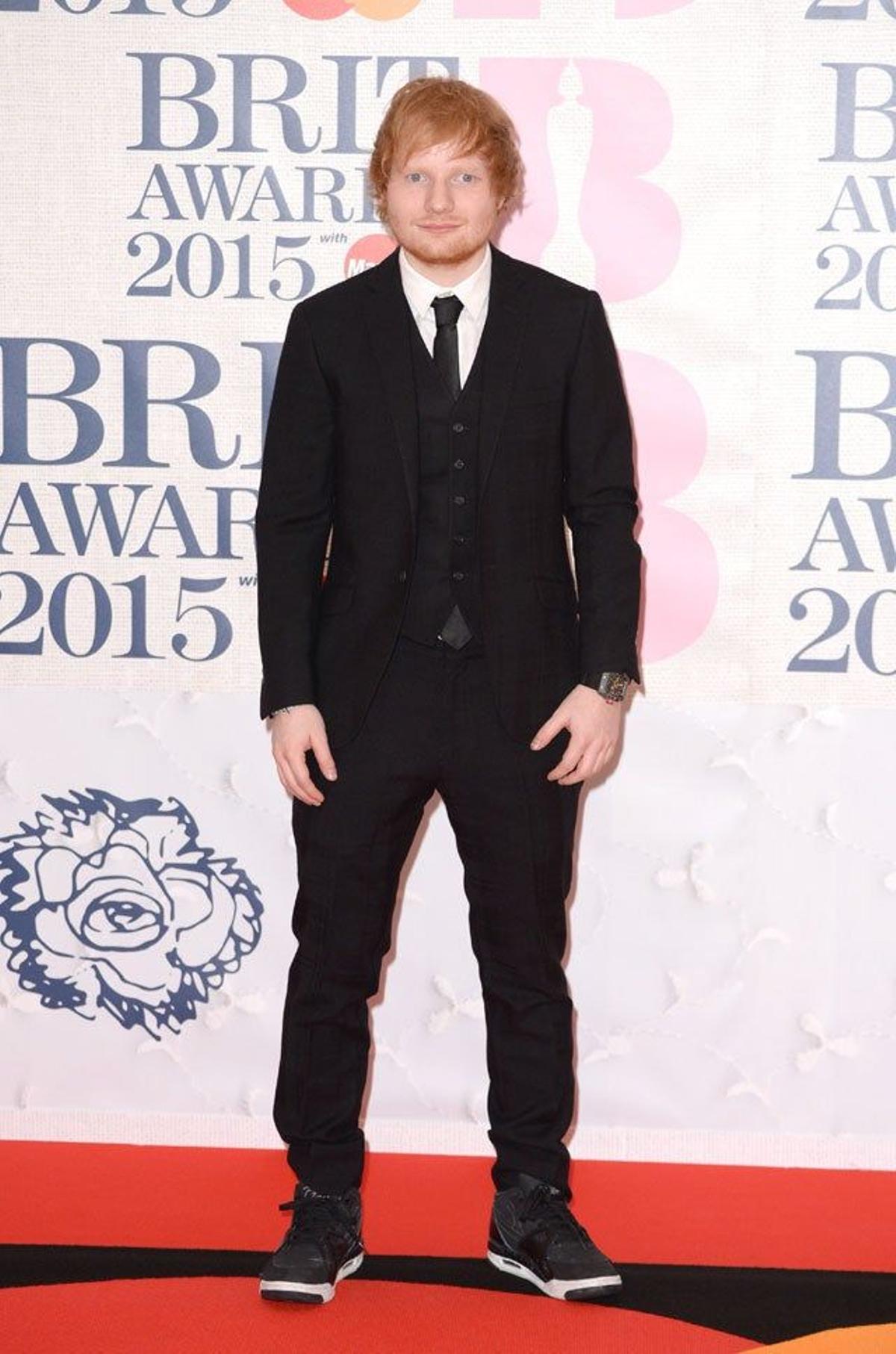 Ed Sheeran en la alfombra roja de los BRIT Awards 2015