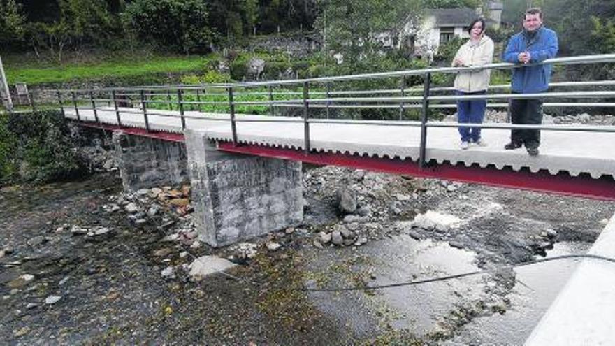 José Sancho y Raquel de la Riva, ayer, en el nuevo puente de La Frecha.