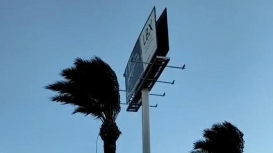 Un cartel publicitario en Alicante amenaza con caerse por las fuertes rachas de viento
