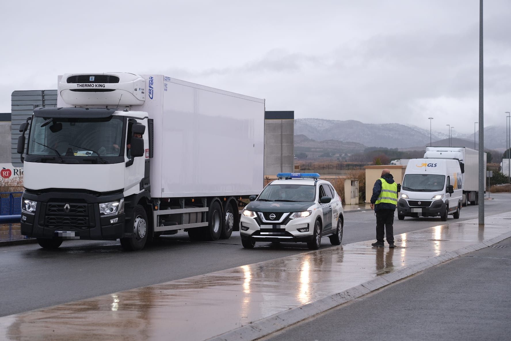 La nieve mantiene a 300 camiones bloqueados en Villena