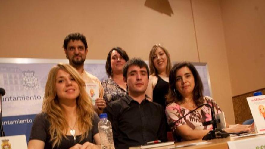 De pie, Iván Rotella, Ángela Soto y Diana Moisés; sentados, Soraya Cano, Marcelino Sánchez y Yolanda Alonso, ayer, en el Ayuntamiento de Avilés.