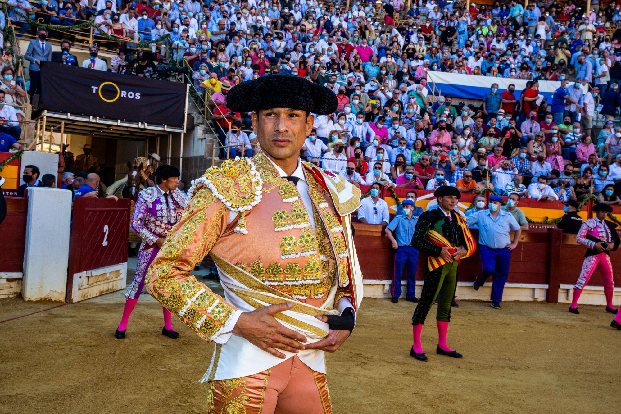 El Juli y Manzanares salen a hombros en la primera tarde de homenaje al maestro de Alicante