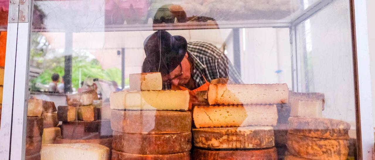 Un productor de quesos en un mercadillo de Gran Canaria.