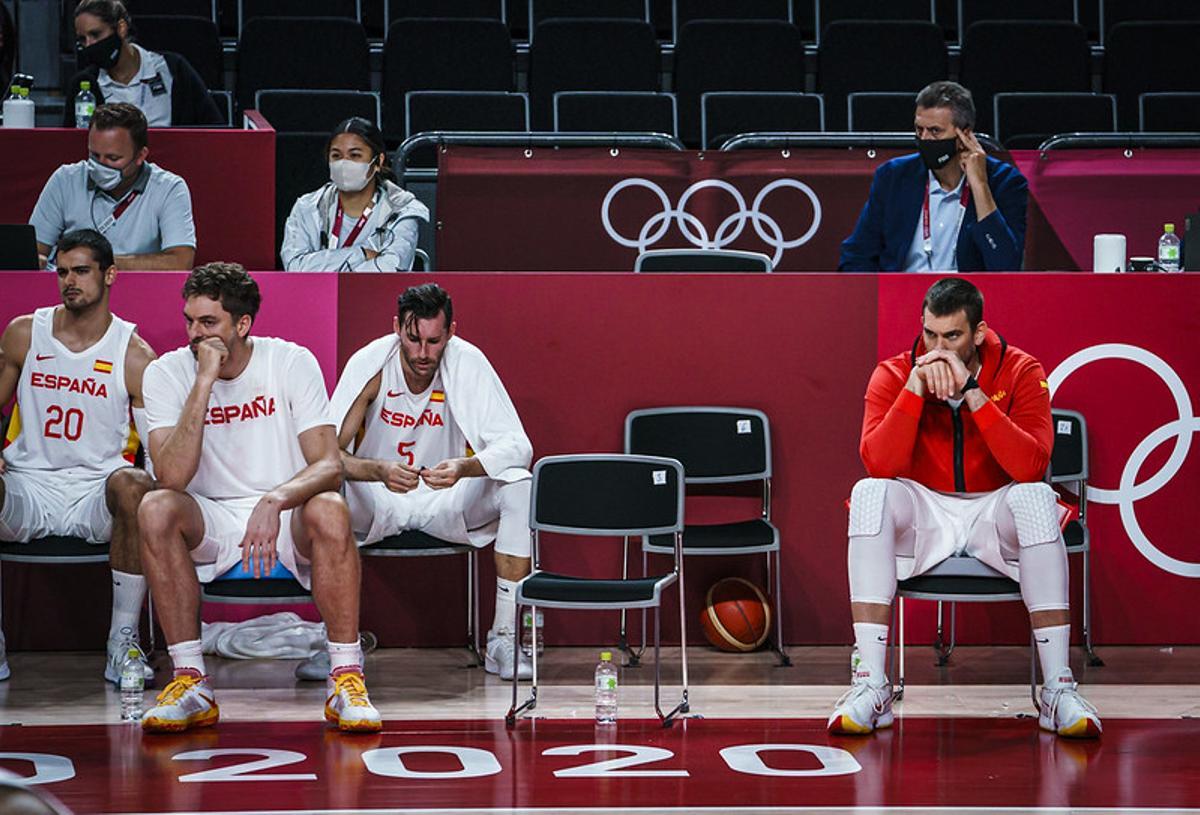 Marc Gasol y su hermano Pau, pensativos al final del partido frente a EEUU