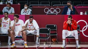 Marc Gasol y su hermano Pau, pensativos al final del partido frente a EEUU