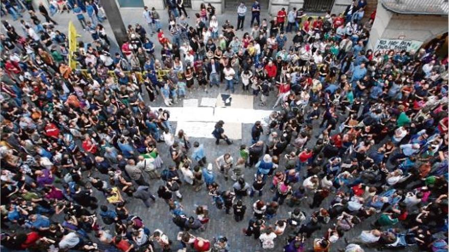 Un moment àlgid de la concentració a la plaça del Vi, mentre es feien pancartes a terra i encara no se sabia en què desembocaria tot plegat.