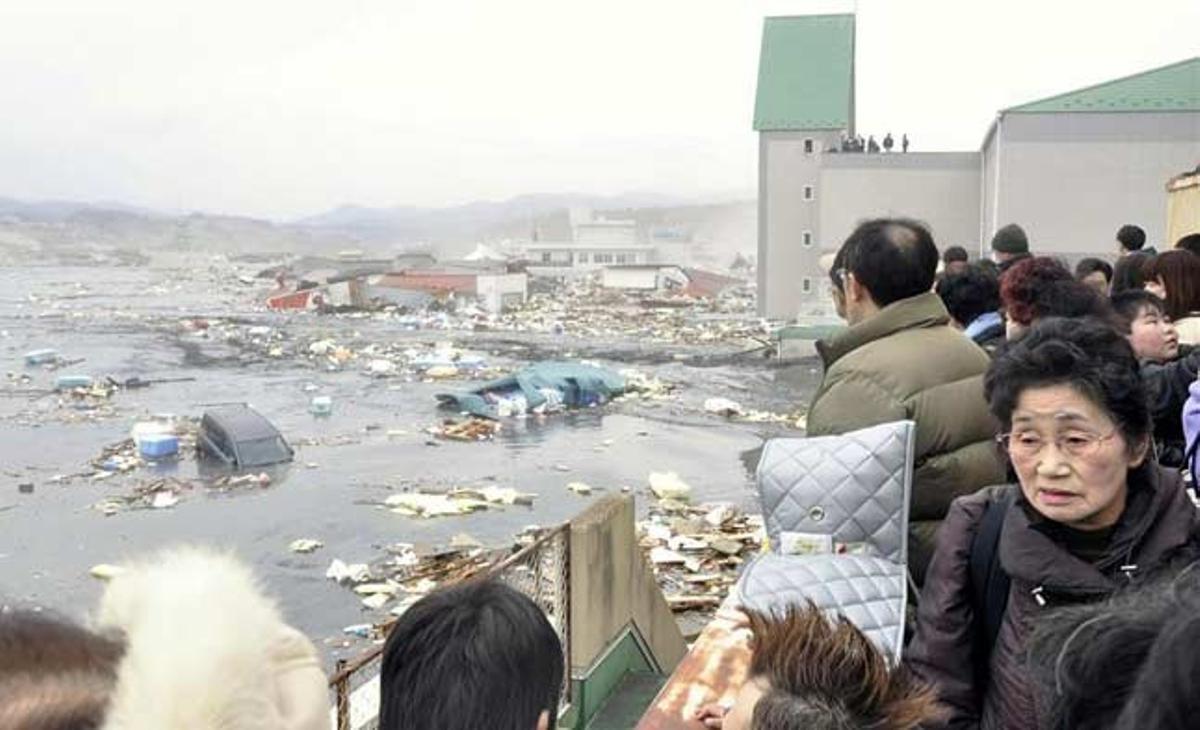 Els veïns de Kessennuma, a la prefectura de Miyagi, observen les conseqüències del sisme submarí. Els veïns de Kessennuma, a la prefectura de Miyagi, observen les conseqüències del sisme submarí.