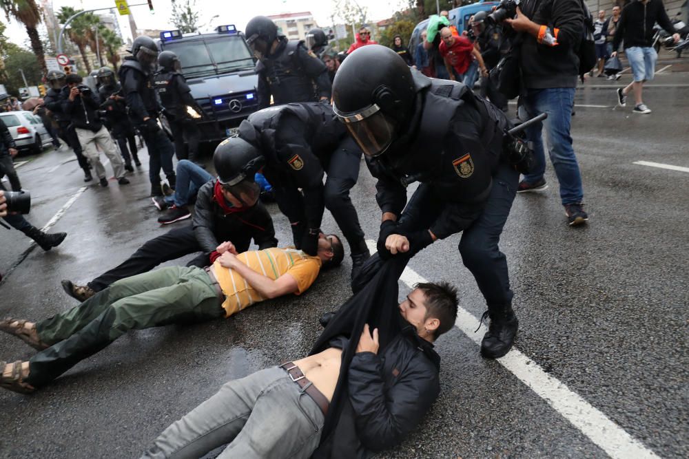 Agentes policiales tumban a varios manifestantes.