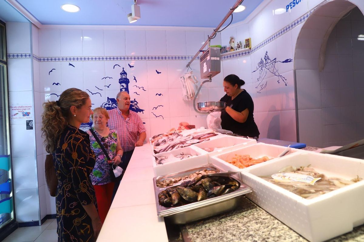 Clientes en la pescadería Rojas.