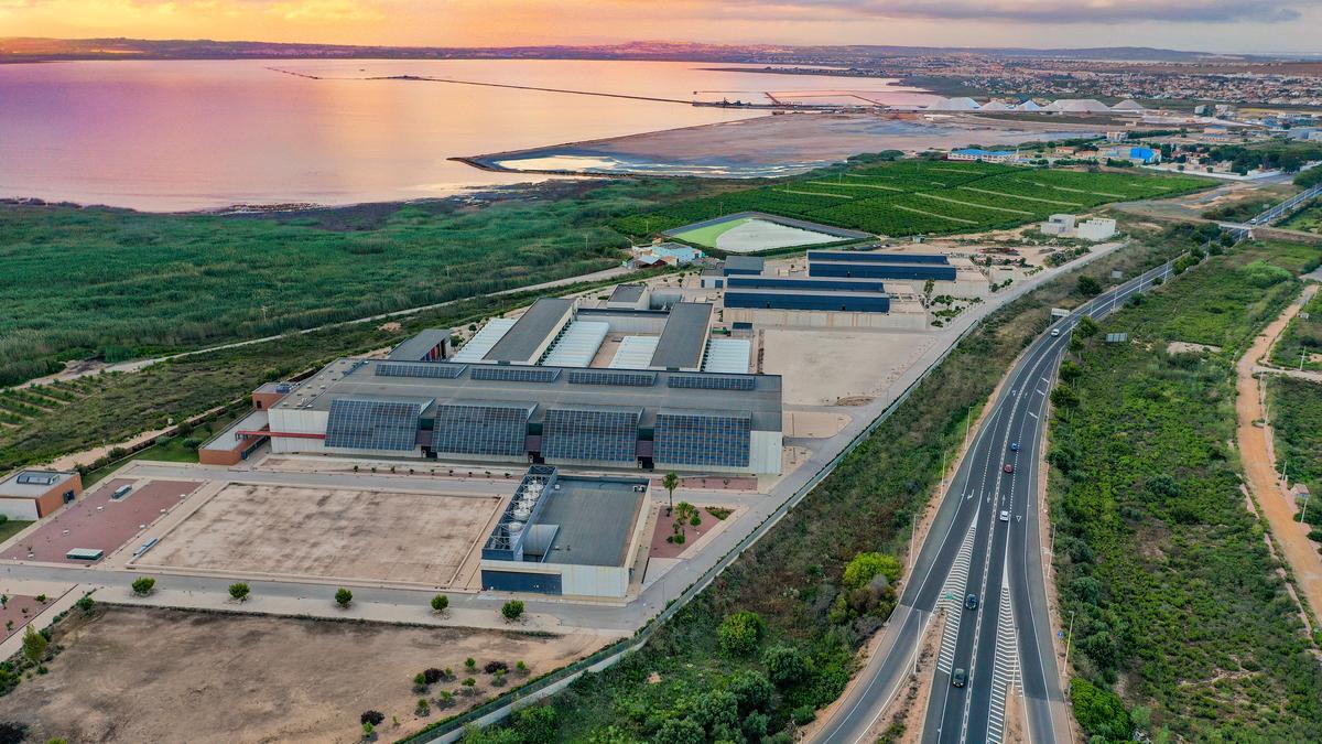 Planta desalinizadora de Torrevieja, junto a la laguna rosa , el casco urbano y las salinas