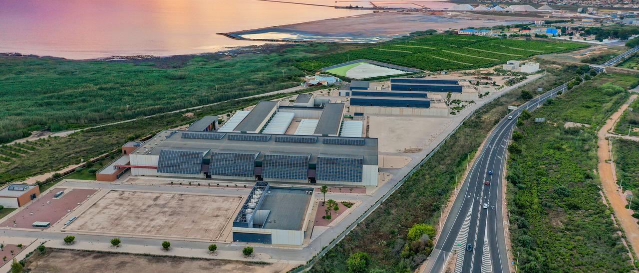 Planta desalinizadora de Torrevieja, junto a la laguna rosa , el casco urbano y las salinas