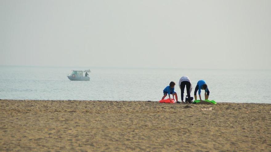 Gent jugant a la platja d&#039;Empuriabrava, aquest desembre.