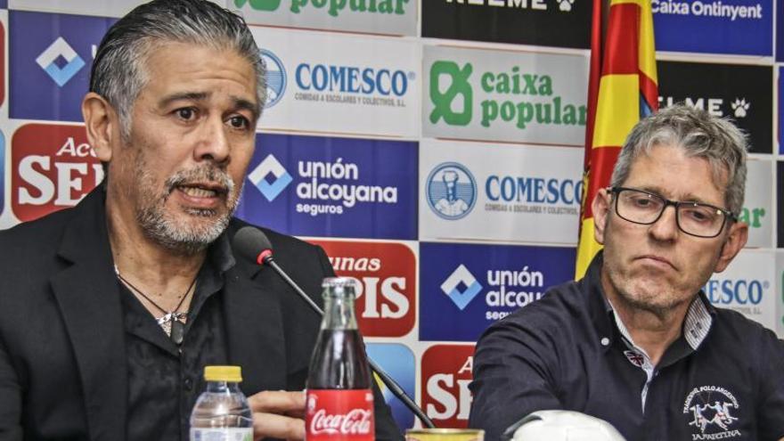 Mario Barrera, ayer, en la sala de prensa de El Collao junto a Serrano.