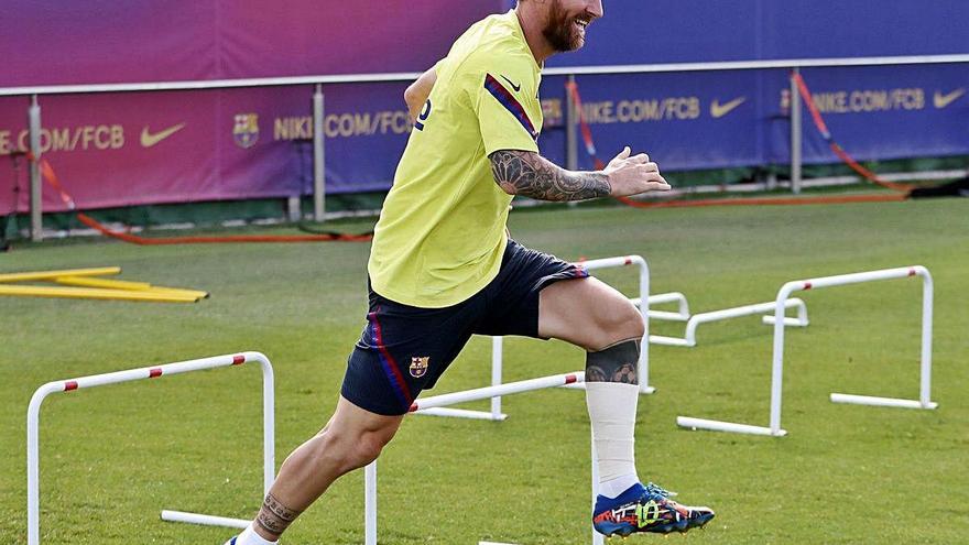 Leo Messi exercitant-se ahir.