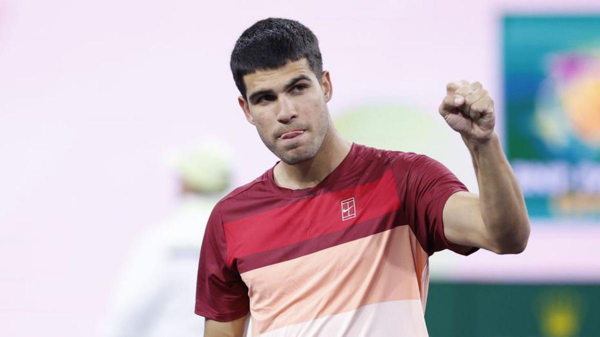 Carlos Alcaraz celebra su victoria ante Dimitrov. | JOHN G. MABANGLO/EFE
