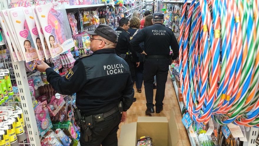 La Policía Local busca artículos de Navidad sin homologar y peligrosos en tiendas multimarca