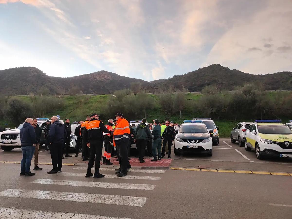 Operativo de búsqueda formado por agentes de la Guardia Civil, 112, bomberos, Policía Local y Protección Civil de Cártama.
