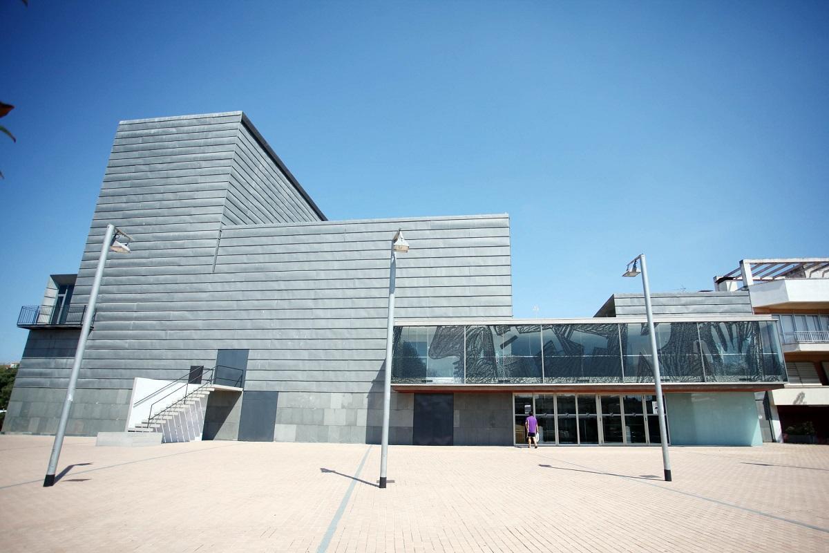 La façana principal del Teatre Municipal de Roses