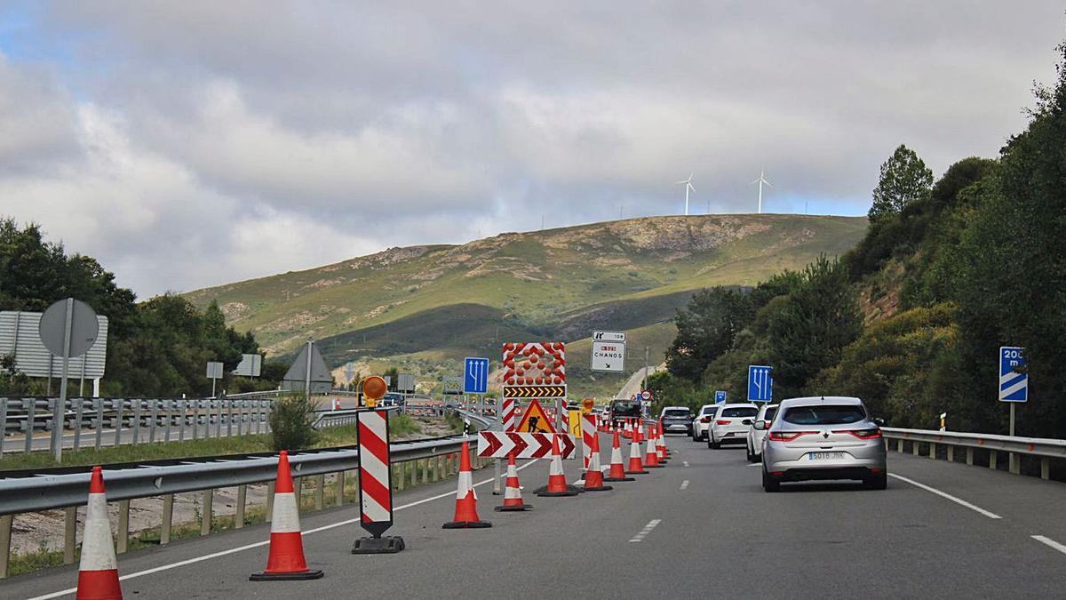 Cortada la calzada de la A-52 en Lubían por obras | ARACELI SAAVEDRA