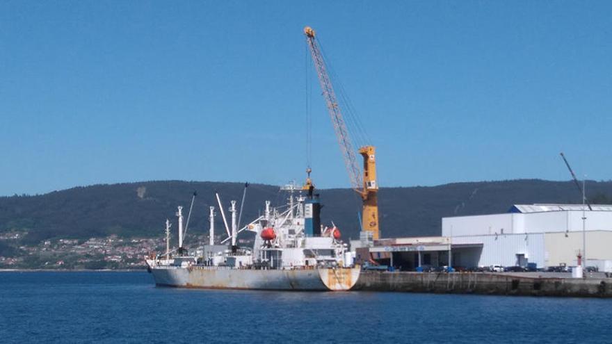 El buque Frío Olympic descarga en el Puerto de Marín
