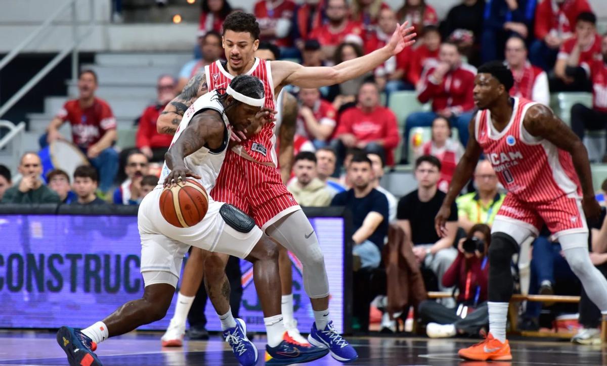 Jonah Radebaugh, en una acción defensiva en el partido UCAM Murcia-Reggiana. | FIBA