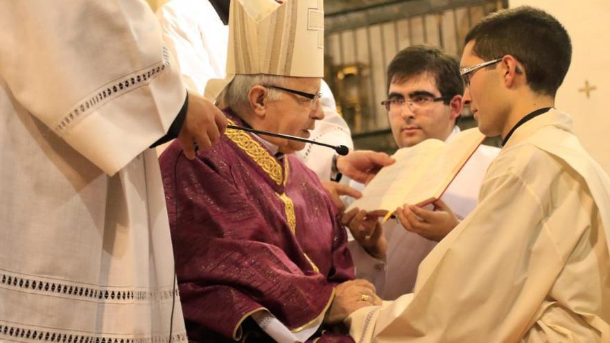 Agustín Crespo durante su ordenación como diácono diocesano.