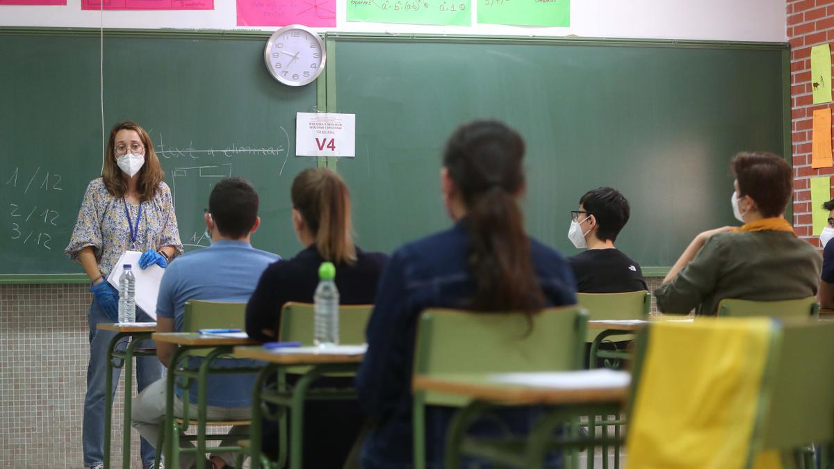 Varios aspirantes a profesores de Secundaria se presentan a las oposiciones.