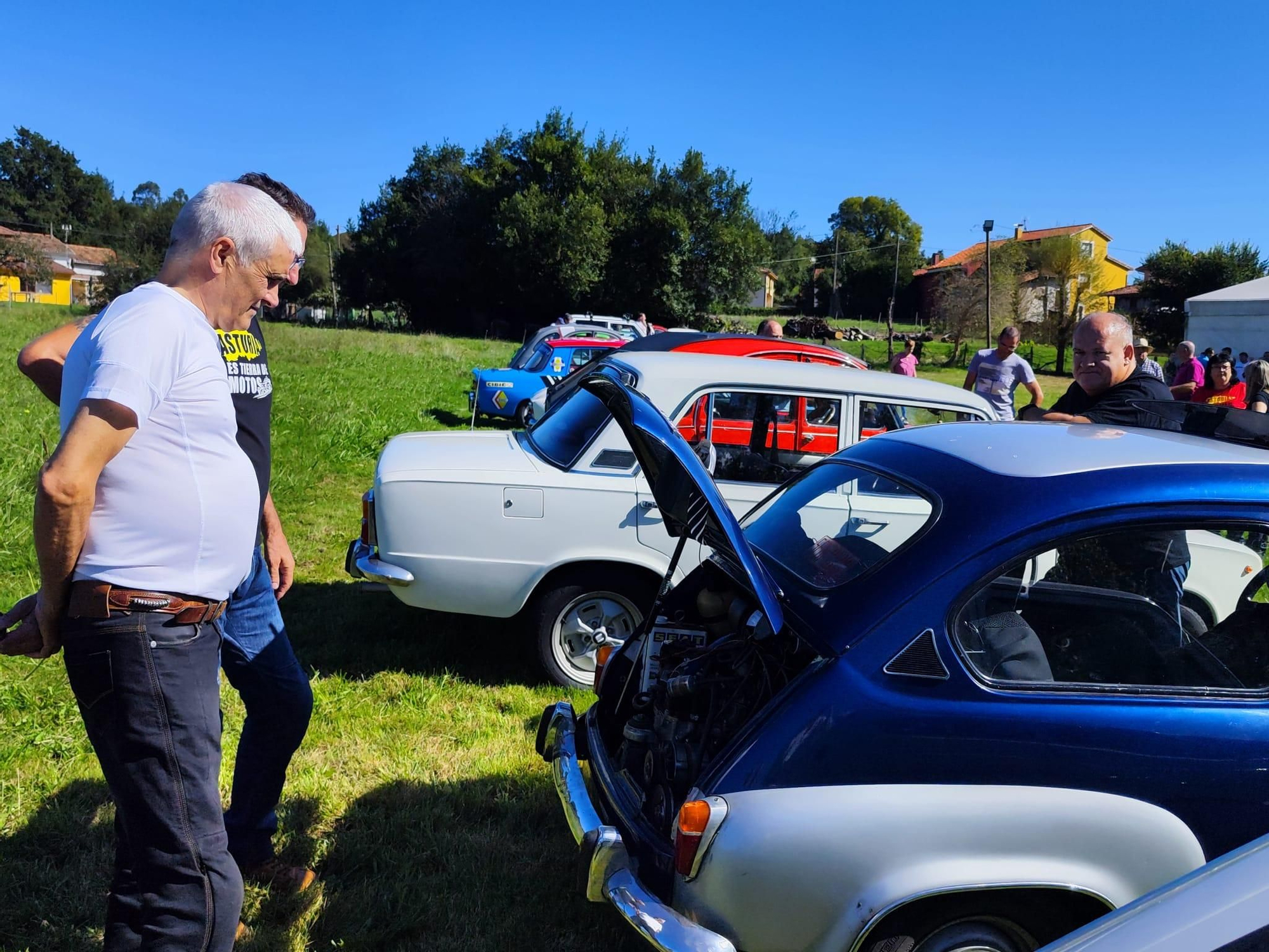 El rugir de los clásicos anima Grases: así fue la primera concentración de coches antiguos