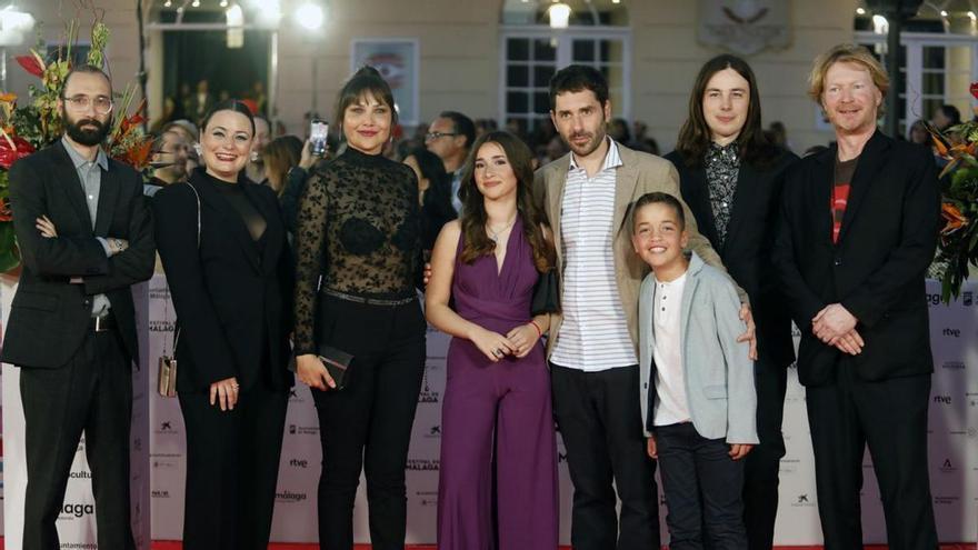 A la izquierda, el equipo de la cinta en la alfombra del festival. Arriba, el cartel. Debajo, dos escenas. | lp/dlp