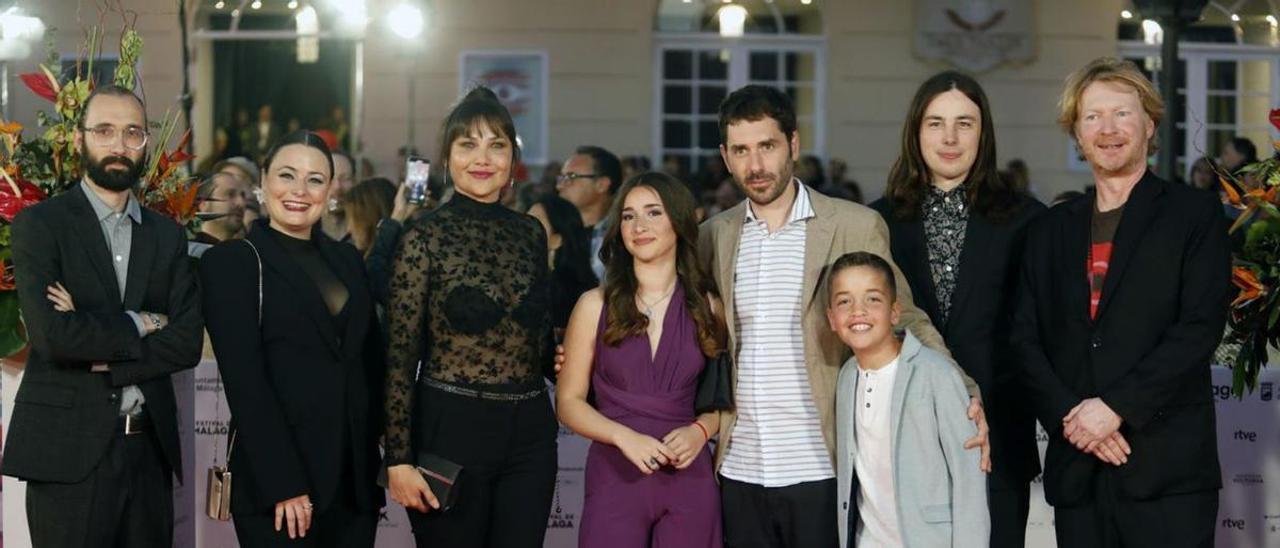 A la izquierda, el equipo de la cinta en la alfombra del festival. Arriba, el cartel. Debajo, dos escenas. | lp/dlp