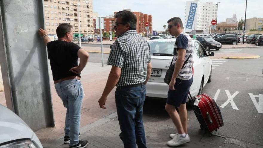 Castellón se suma con 2 horas de paro a la protesta del taxi