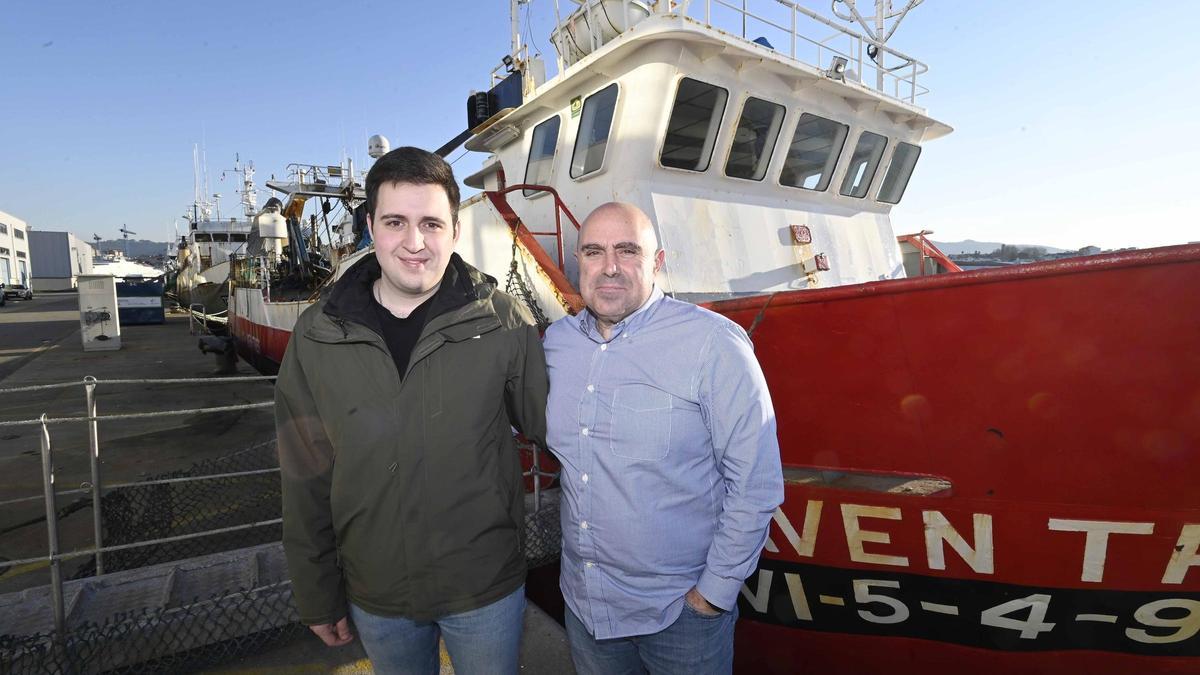 José Antonio Sotelo, armador vigués con barcos en Gran Sol, junto a su hijo Manuel y el «Armavén Tres».