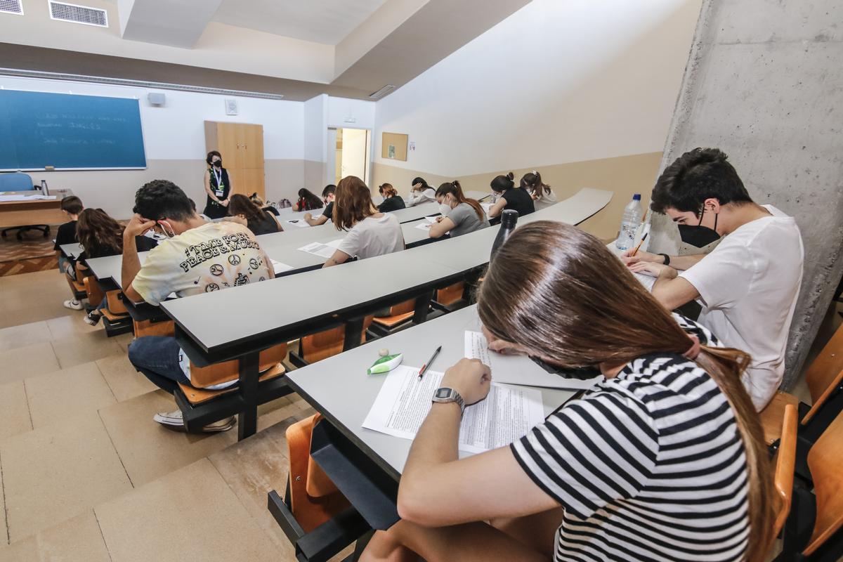 Alumnos extremeños durante un examen.