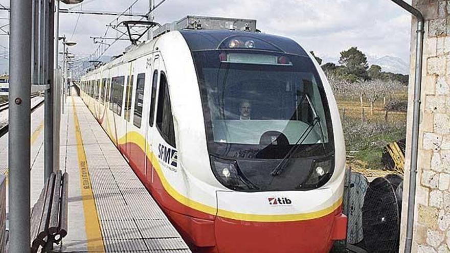 El tren pasa por la estaciÃ³n de EnllaÃ§, a partir de la cual el corredor es de vÃ­a Ãºnica hasta Manacor.