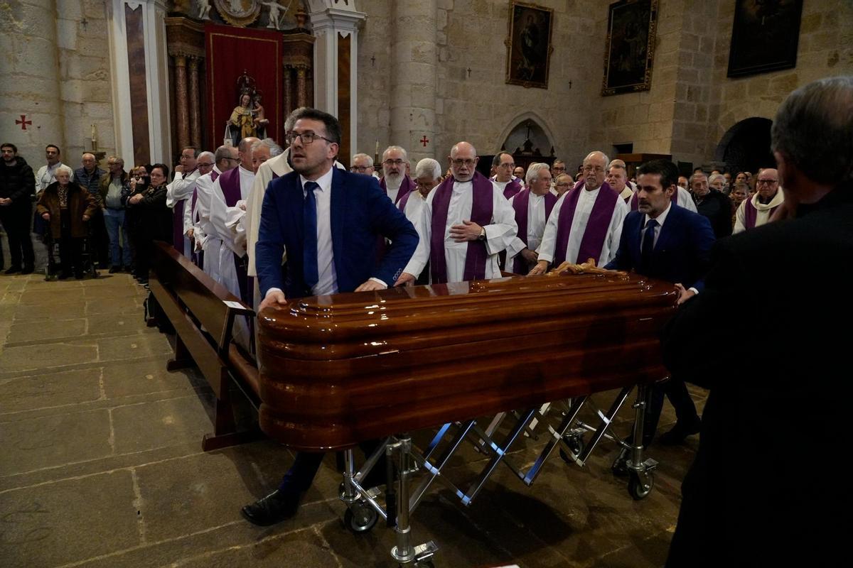 GALERÍA | La iglesia de San Ildefonso, abarrotada para despedir a José Ángel Rivera de las Heras